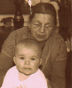 SW-Foto, meine Oma mit mir. Da war ich etwa 9 Monate alt